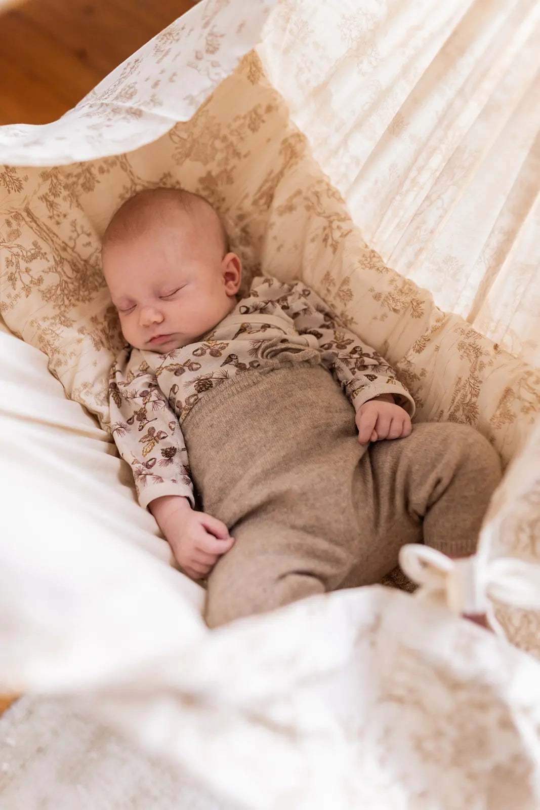 Die Federwiege mit Motor und Gestell für dein Baby